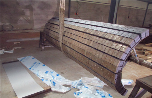 濕式磁選機，如何防止大塊礦石隨礦漿進入濕式磁選機？_工作原理_釩鈦鐵礦如何防止大塊礦石隨礦漿進入濕式磁選機？型號參數及磁場強度 