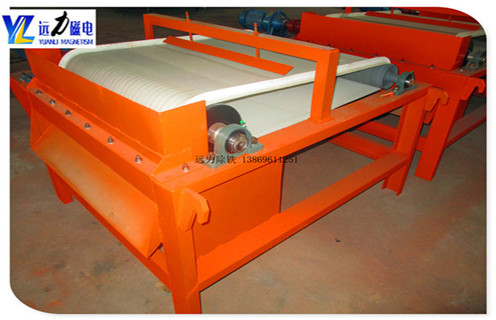 1.小型干式磁選機(jī)受歡迎的原因  　　1.1.由于近期鐵礦石價(jià)格繼續(xù)上漲,磁選礦機(jī)的節(jié)能效率提出了新的要求;  　　1.2.小型干式磁選機(jī)市場(chǎng),不僅為用戶降低投資成本,而且可以創(chuàng)造相當(dāng)?shù)慕?jīng)濟(jì)價(jià)值.  　　1.3.小型干式磁選機(jī)的普及,使得一些老式磁選機(jī)逐漸淘汰.  　　1.4.遠(yuǎn)力磁電提供完善的生產(chǎn)小型干式磁選機(jī),所生產(chǎn)的設(shè)備得到了廣大用戶的廣泛贊譽(yù),該設(shè)備采用永磁系統(tǒng),采用移動(dòng)式式運(yùn)行方式提高了材料的利用率.  　　1.5.小型磁選機(jī)設(shè)備在行業(yè)中推動(dòng)新型設(shè)備的發(fā)展,進(jìn)一步滿足除鐵工業(yè)的需要,并在除鐵工業(yè)的應(yīng)用中發(fā)揮了很大的推動(dòng)作用  　　2.礦用小型磁選機(jī)價(jià)格與磁系的關(guān)系  　　2.1磁選機(jī)的價(jià)格和磁塊的尺寸是密不可分的,有很多用戶不明白與磁塊的關(guān)系,今天遠(yuǎn)力小編給你一個(gè)詳細(xì)分析它們之間的關(guān)系,磁管包括磁塊和圓筒,我們先核算下成本價(jià)格,磁塊的價(jià)格還沒有下降,一塊高強(qiáng)磁的磁強(qiáng)度會(huì)幾百塊錢,這樣我們可以計(jì)算出來(lái).  　　2.2磁選機(jī)滾筒的尺寸越大,所需磁鐵的磁場(chǎng)強(qiáng)度越大,磁性塊越高,磁鐵的強(qiáng)度要求也越高,使得磁選機(jī)的價(jià)格由氣缸的成本決定.