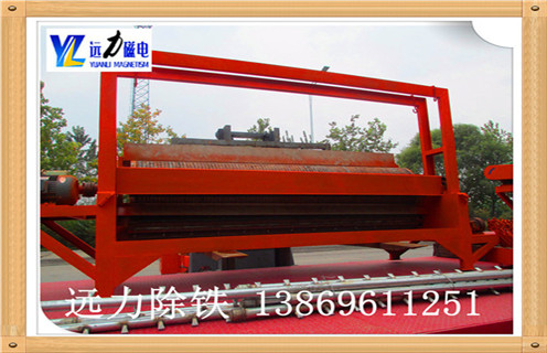 1.1.錳礦濕式磁選機(jī)圓筒轉(zhuǎn)速：  　　轉(zhuǎn)速的轉(zhuǎn)速,這樣的設(shè)計(jì)直接決定了礦物顆粒所受到的離心力的大小.旋轉(zhuǎn)速度增加,通過(guò)磁場(chǎng)吸引力,即使其中的小塊礦物顆粒被甩入尾礦,精品礦物的品位也得到提升,但對(duì)鐵回收有一些不是特別全面的影響.應(yīng)該特別注意濃縮物的質(zhì)量和處理量,所以濕式磁選機(jī)的滾筒的轉(zhuǎn)速應(yīng)當(dāng)適當(dāng)?shù)馗淖?  　　1.2.錳礦濕式磁選機(jī)磁偏角：  　　磁偏角的大小,決定了分選區(qū)域的大小.礦物物料隨著磁偏角的增大,分選面積變小,分選時(shí)間縮短,濃縮品級(jí)別提高,對(duì)其它方面的影響相對(duì)較小,可以獲得滿意的結(jié)果.公司的濕式濕式磁選機(jī)磁性系統(tǒng)非常完善,磁路合理,磁偏角可根據(jù)不同礦石特性要求,可在5°-25°范圍內(nèi)調(diào)整.  　　1.3.錳礦濕式磁選機(jī)工作間隙：   工作間隙為氣缸和罐體之間的掃掠區(qū)域底部,用于最小漿料通過(guò)截面.其尺寸決定了濕式磁選機(jī)的容量,間隙越大,體積越大,但尾渣損失越多;相反,加工量小,影響生產(chǎn),根據(jù)不同情況,間隙一般為35-60mm.  　　1.4.錳礦濕式磁選機(jī)在間隙處：   在集中器處的間隙,根據(jù)生產(chǎn)能力確定.太小影響礦石的排放,而尾礦等級(jí)也增加,降低了加工能力;根據(jù)濃縮物的大小,間隙為15-25mm,一般取20mm.  　　錳礦濕式磁選機(jī)廠家提醒用戶(hù)不僅要考慮質(zhì)量,性能和價(jià)格因素,還要考慮廠家的售后服務(wù),良好的售后服務(wù)為客戶(hù)減少不必要的麻煩數(shù)量.濰坊遠(yuǎn)力磁電始終堅(jiān)持“客戶(hù)至上”的態(tài)度,執(zhí)行高標(biāo)準(zhǔn),高品質(zhì)的服務(wù)態(tài)度,定期對(duì)客戶(hù)滿意度進(jìn)行調(diào)查,并嚴(yán)格監(jiān)督售后服務(wù)的質(zhì)量,以消除客戶(hù)的顧慮,購(gòu)買(mǎi)用戶(hù)完全沒(méi)有后顧之憂.