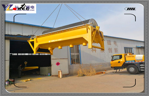 　　干式永磁高梯度磁選機，該機有內外兩個永磁磁系，兩磁系之間的分選間隙可以調節。工作時，經過葉輪分散的干燥物料隨葉輪風力帶人磁選機的分選空間，非磁性物隨自身的軌跡拋落出去，磁性物吸附于鋼板網介質上，隨介質轉動離開分選空間并在磁介質的振動下脫落。機械振動能提高物料分選精度，筒式可以避免物料的機械夾雜。該機用于鉀長石除鐵時。給料粒度為-0.045mm，經分選后含Fe2O3含量從0.27%降至0.18%，除鐵效果明顯。  　　一、干式永磁高梯度磁選機磁化系數  　　1、礦粒物理性質(礦粒大小、比磁化系數)已定的情況下，取決于礦粒所在位置的磁場梯度。磁場梯度簡單說是表征磁場均勻度的物理量，梯度越高磁場變化越劇烈，礦粒兩端所受背景場變化越大。  　　2、從而使得礦粒兩端的感應場差值就越大，貴州高梯度磁選機，貴州高梯度磁選機，貴州高梯度磁選機，礦粒所受的磁場力也就也大。  　　3、這就是為什么現在市面上設備動不動就說是高梯度磁選機的原因。以上有點類似于電傷人是電壓傷人還是電流傷人的問題。所以能否構建高梯度磁場才是決定強磁除鐵器“成敗”的關鍵所在!